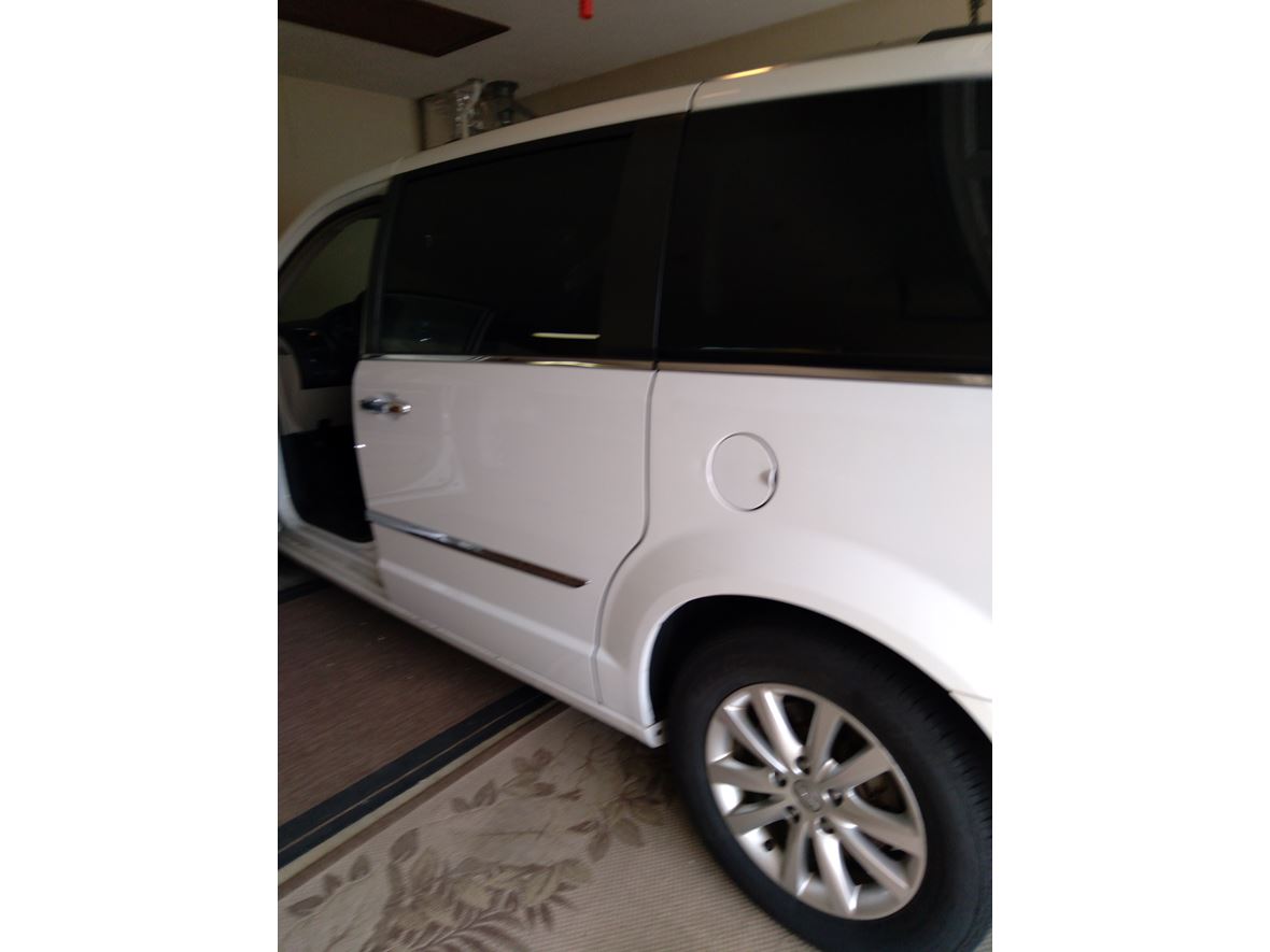 2015 Chrysler Town & Country for sale by owner in Findlay