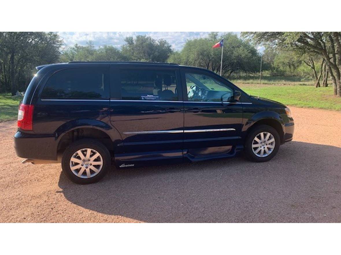 2015 Chrysler Town & Country for sale by owner in Brady