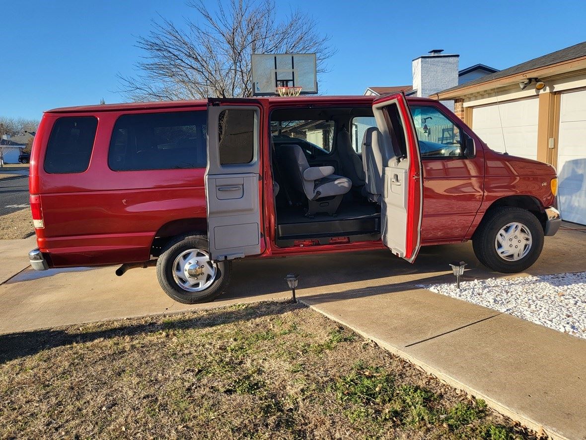 1998 Ford Econoline Wagon for sale by owner in Killeen