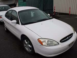 White 2002 Ford Taurus