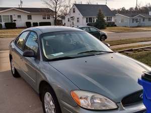 Green 2007 Ford Taurus