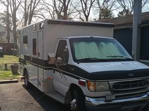 White 1999 Ford Ambulance