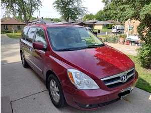 2008 Hyundai Entourage with Red Exterior