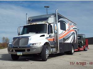 White 2003 International 4300 Toterhome