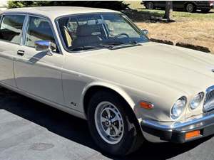 Beige 1986 Jaguar XJ6