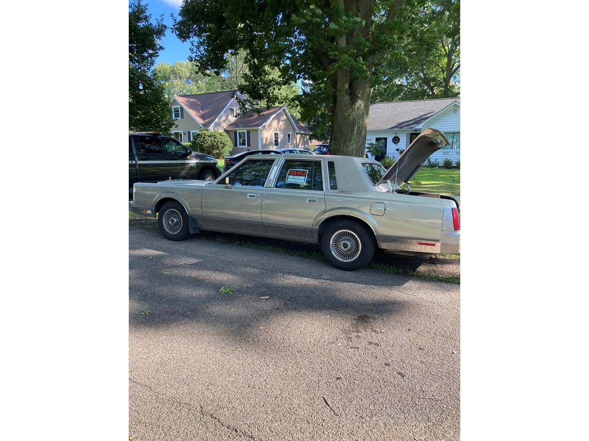 1987 Lincoln Town Car for sale by owner in Orchard Park