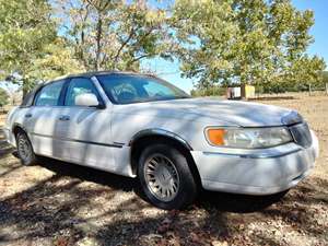 White 1999 Lincoln Town Car
