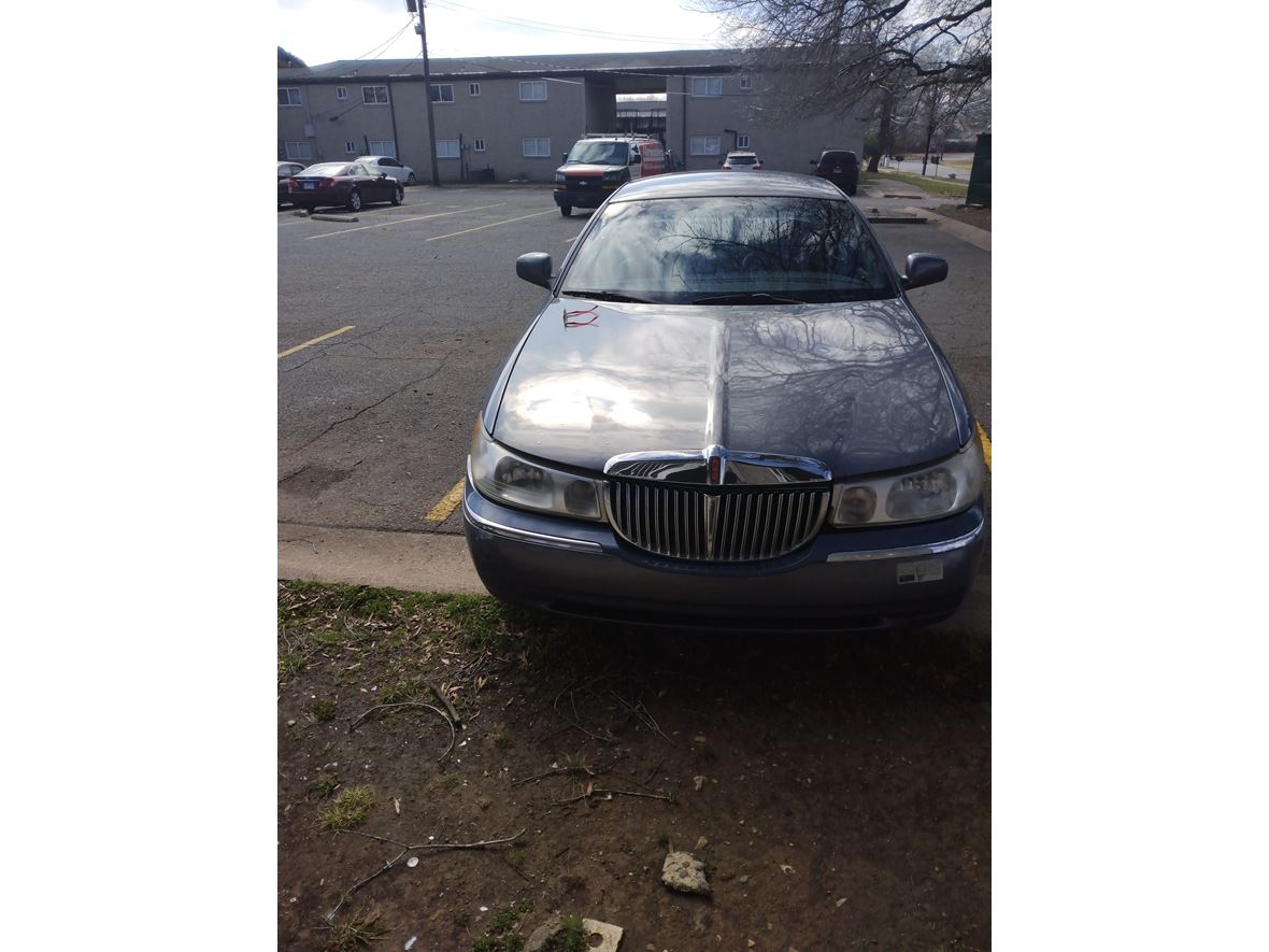 1999 Lincoln Town Car for sale by owner in North Little Rock