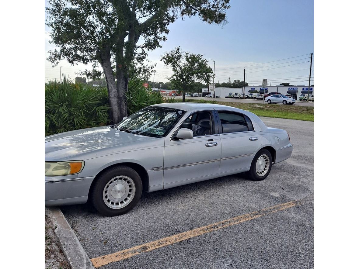 2001 Lincoln Town Car for sale by owner in Largo