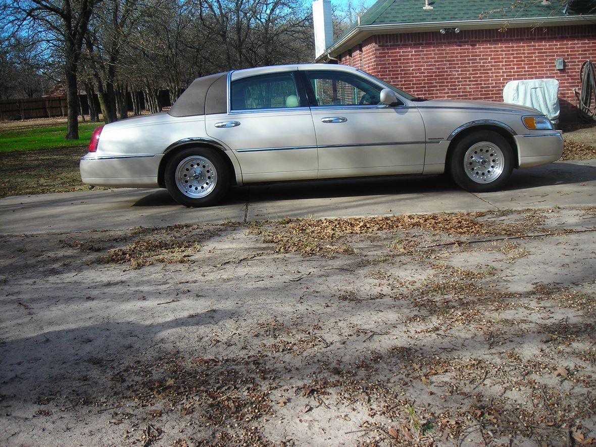 2001 Lincoln Town Car for sale by owner in Azle