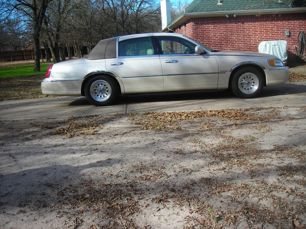 2001 Lincoln Town Car for sale by owner in Azle
