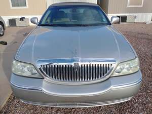 2003 Lincoln Town Car with Silver Exterior