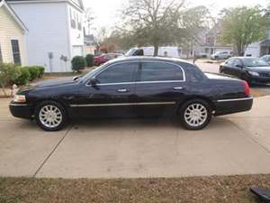 Black 2007 Lincoln Town Car