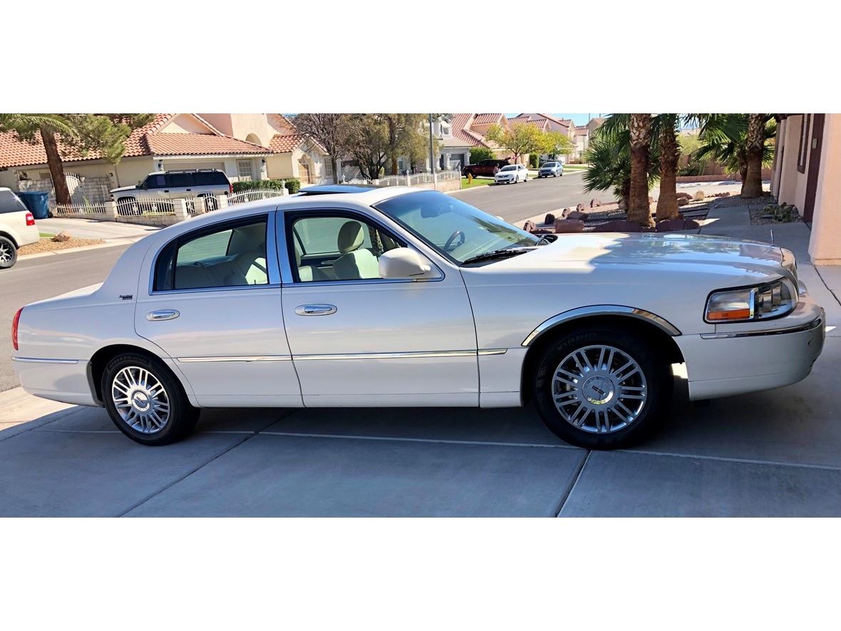 2007 Lincoln Town Car for sale by owner in Las Vegas