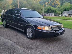 Black 2004 Lincoln Town Car ULTIMATE