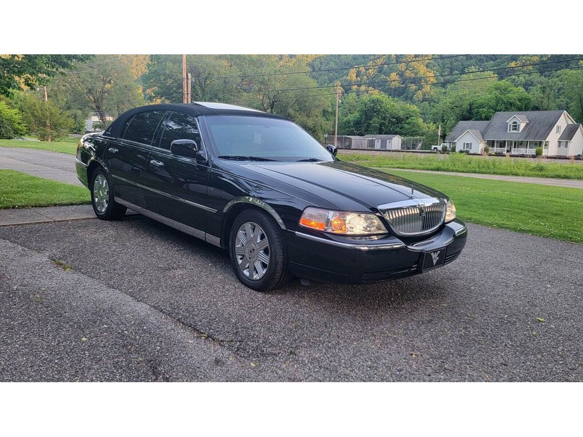 2004 Lincoln Town Car ULTIMATE for sale by owner in Elkview