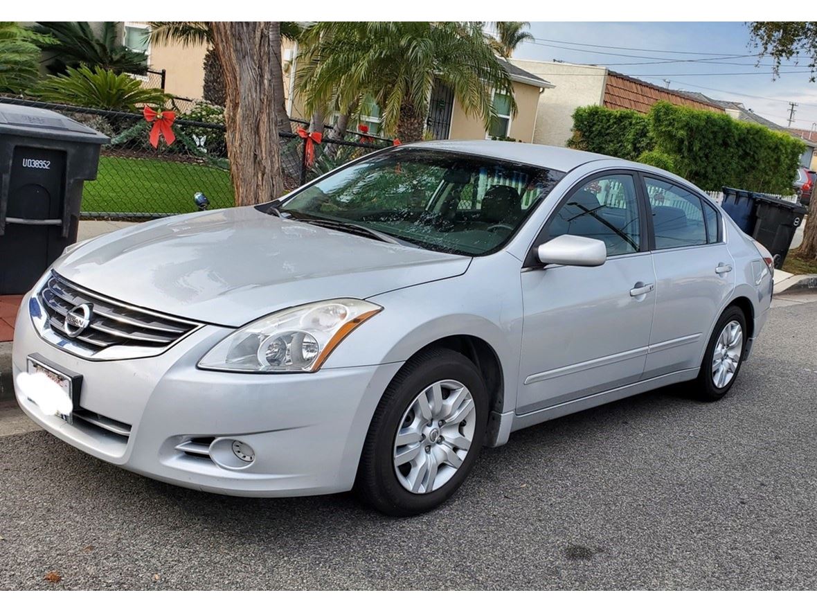 2012 Nissan Altima for sale by owner in Lawndale