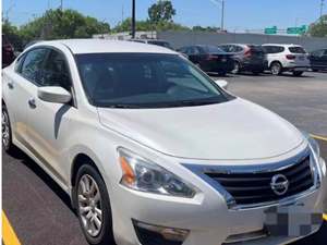 2014 Nissan Altima with White Exterior