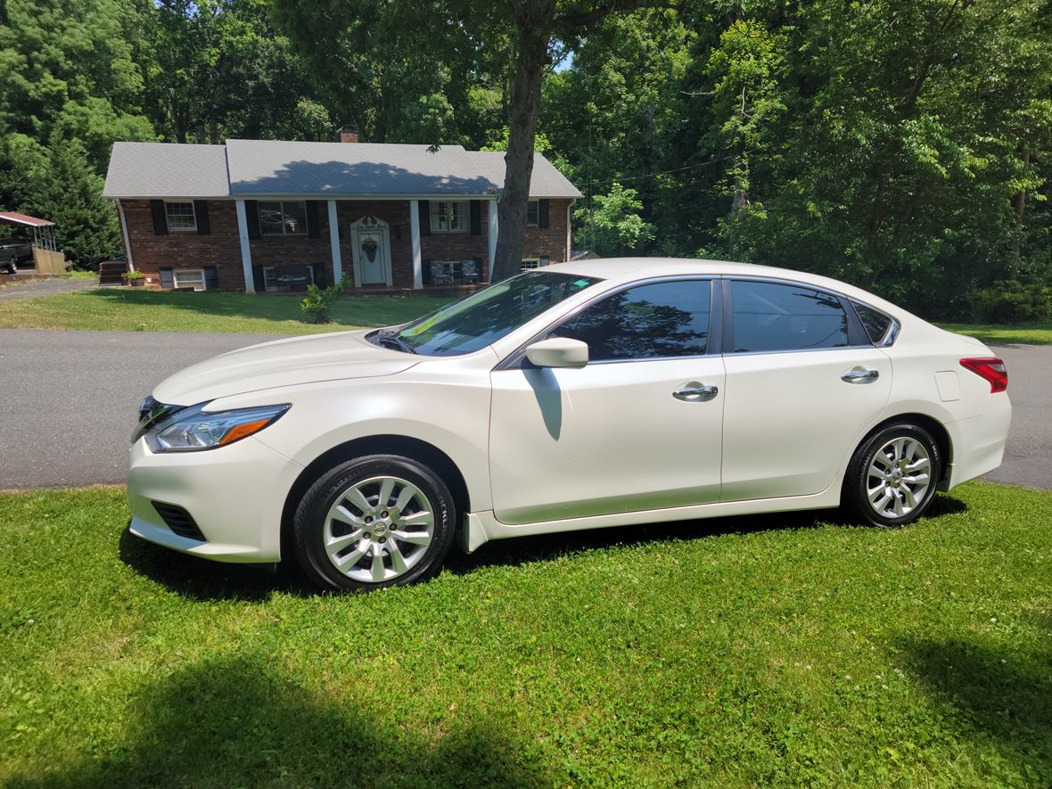 2016 Nissan Altima for sale by owner in Rural Hall