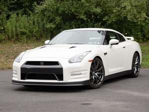 White 2013 Nissan GT-R