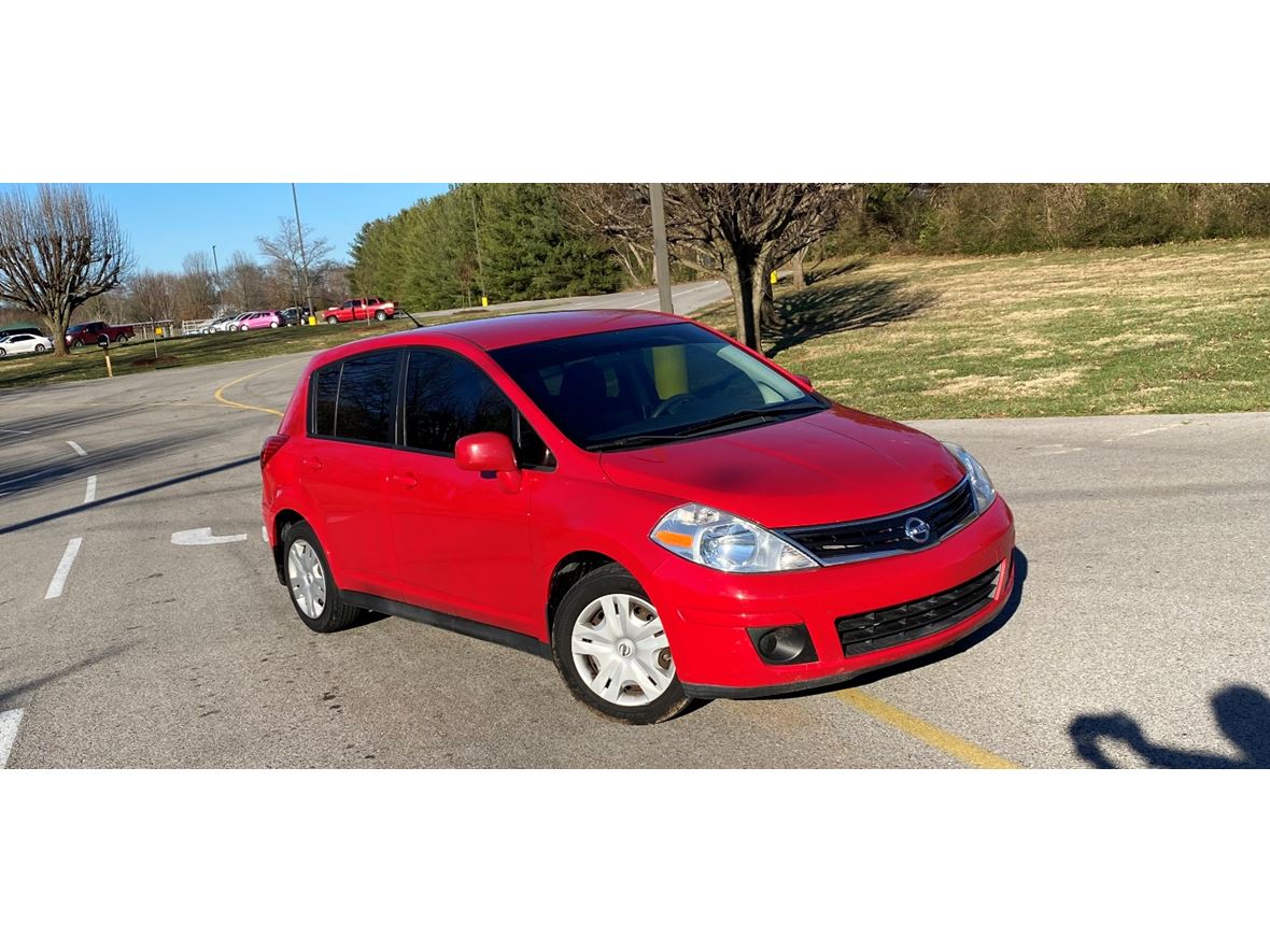 2011 Nissan Versa for sale by owner in Bowling Green