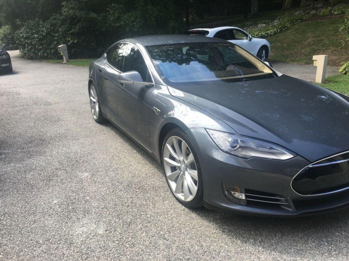 2013 Tesla Model S for sale by owner in Boston