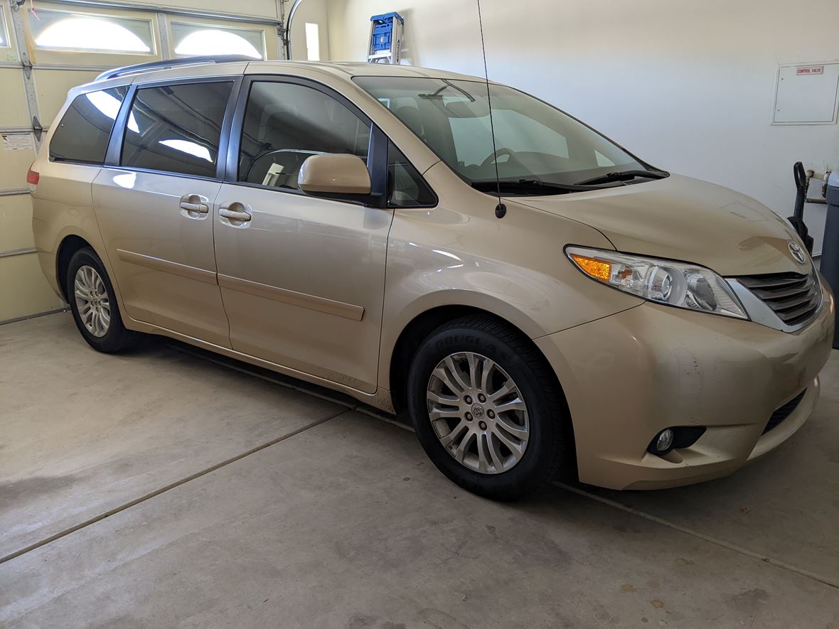 2011 Toyota Sienna for sale by owner in Peoria