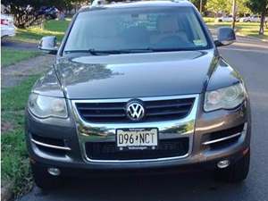 2009 Volkswagen Touareg with Gray Exterior