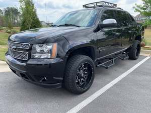 2007 Chevrolet Avalanche with Black Exterior