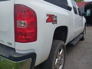 2014 Chevrolet Silverado 2500 with White Exterior