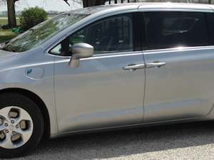 2017 Chrysler Pacifica Hybrid with Silver Exterior