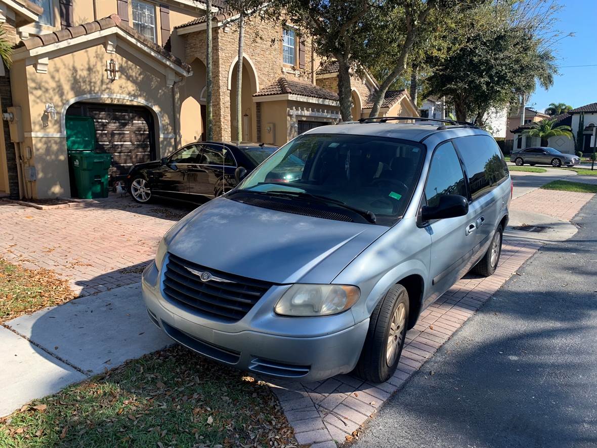 2006 Chrysler Town & Country for sale by owner in Miami