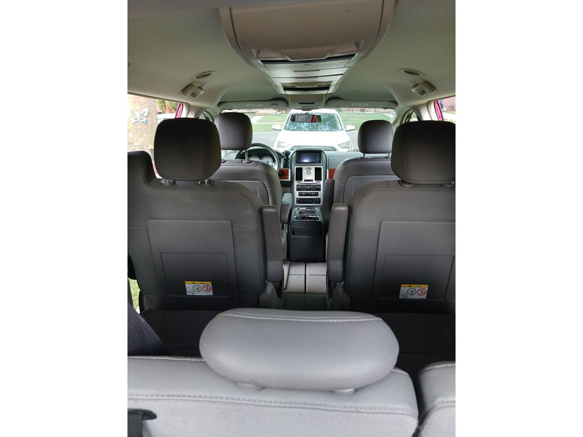 2008 Chrysler Town & Country for sale by owner in Livonia