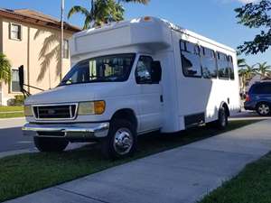 2004 Ford E-Series Van with White Exterior