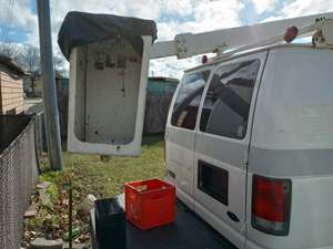 White 1999 Ford E350 Bucket Truck