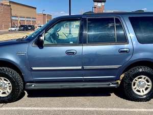 Blue 2002 Ford Expedition