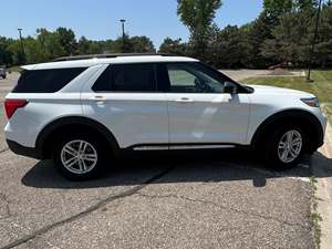 White 2021 Ford Explorer