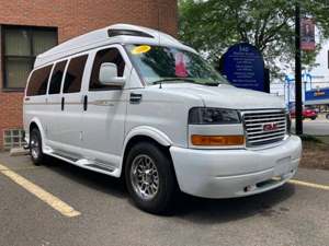 White 2018 GMC Savana