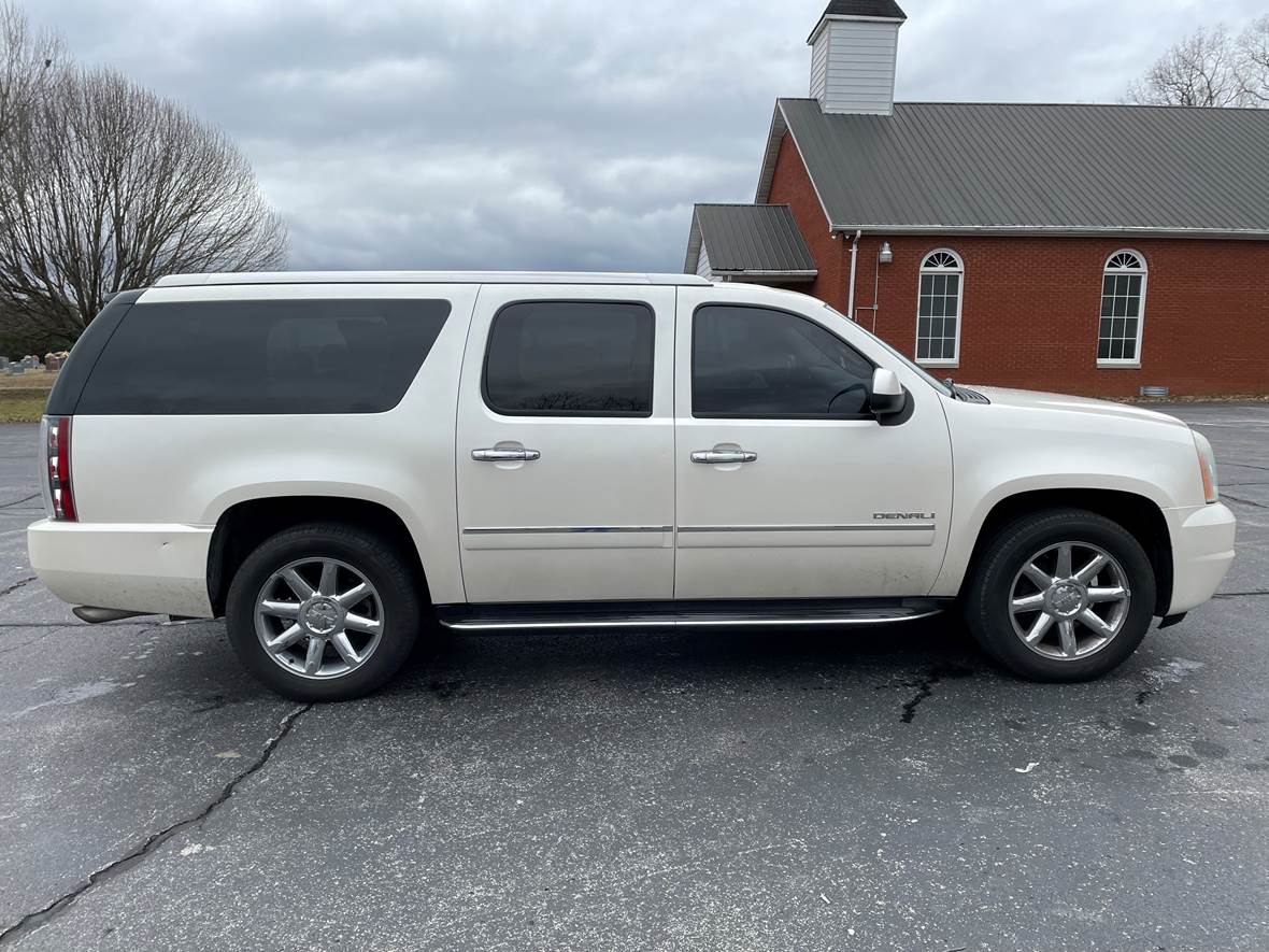 2011 GMC Yukon Denali for sale by owner in Russell Springs
