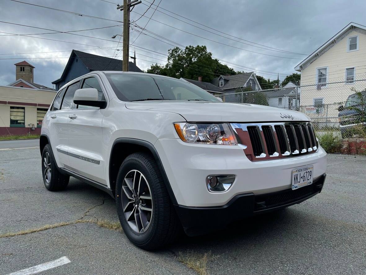 2011 Jeep Grand Cherokee for sale by owner in Buffalo