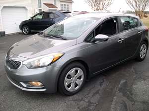 2016 Kia Forte 5-door with Gray Exterior