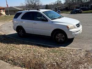 White 2004 Kia Sorento 