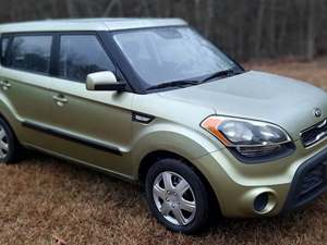 2013 Kia Soul with Green Exterior