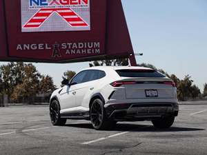 2019 Lamborghini Urus with White Exterior