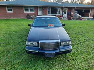 Black 1995 Lincoln Town Car Signature Sedan 