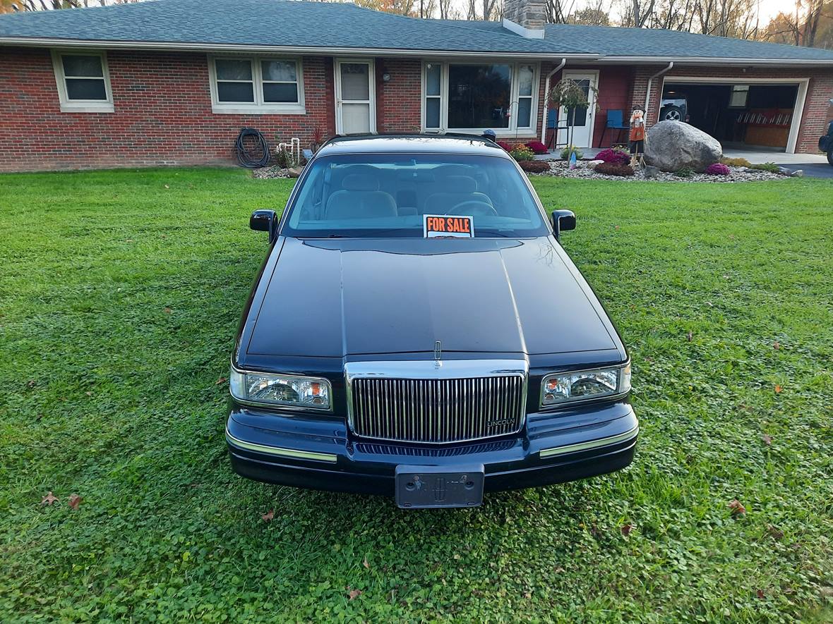 1995 Lincoln Town Car Signature Sedan  for sale by owner in Limaville