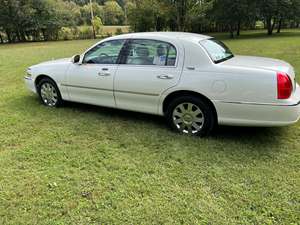 White 2005 Lincoln Town Car