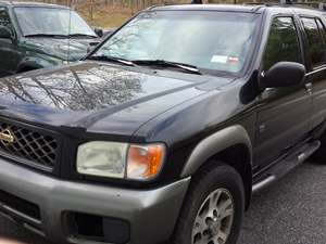 Black 1999 Nissan Pathfinder se 