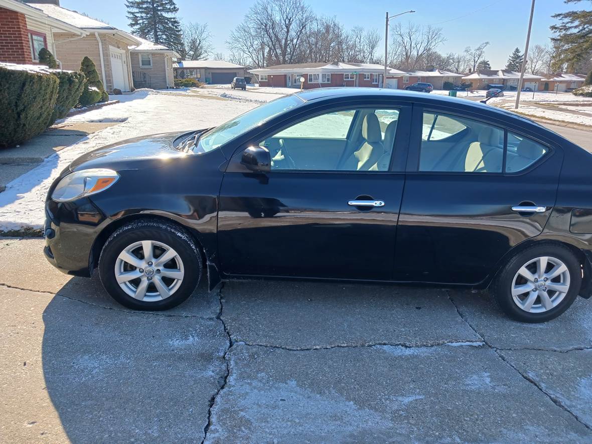2013 Nissan Versa for sale by owner in Merrillville