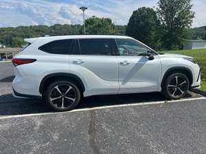 White 2022 Toyota Highlander